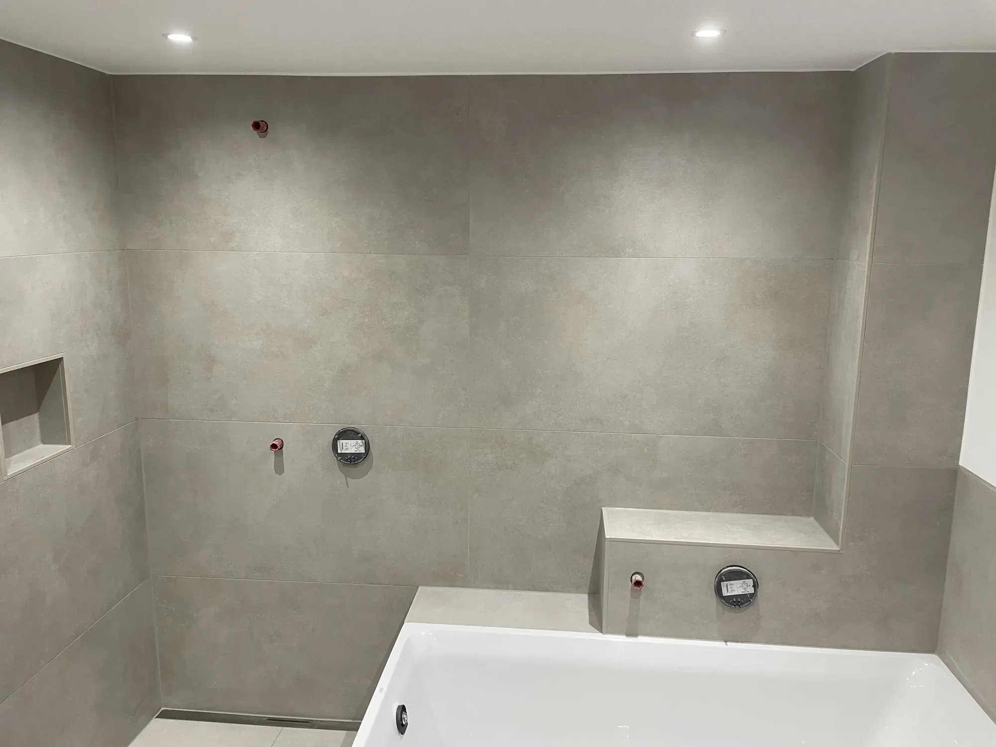 Bad in Betonoptik mit gemauerter Ablage an der Wanne