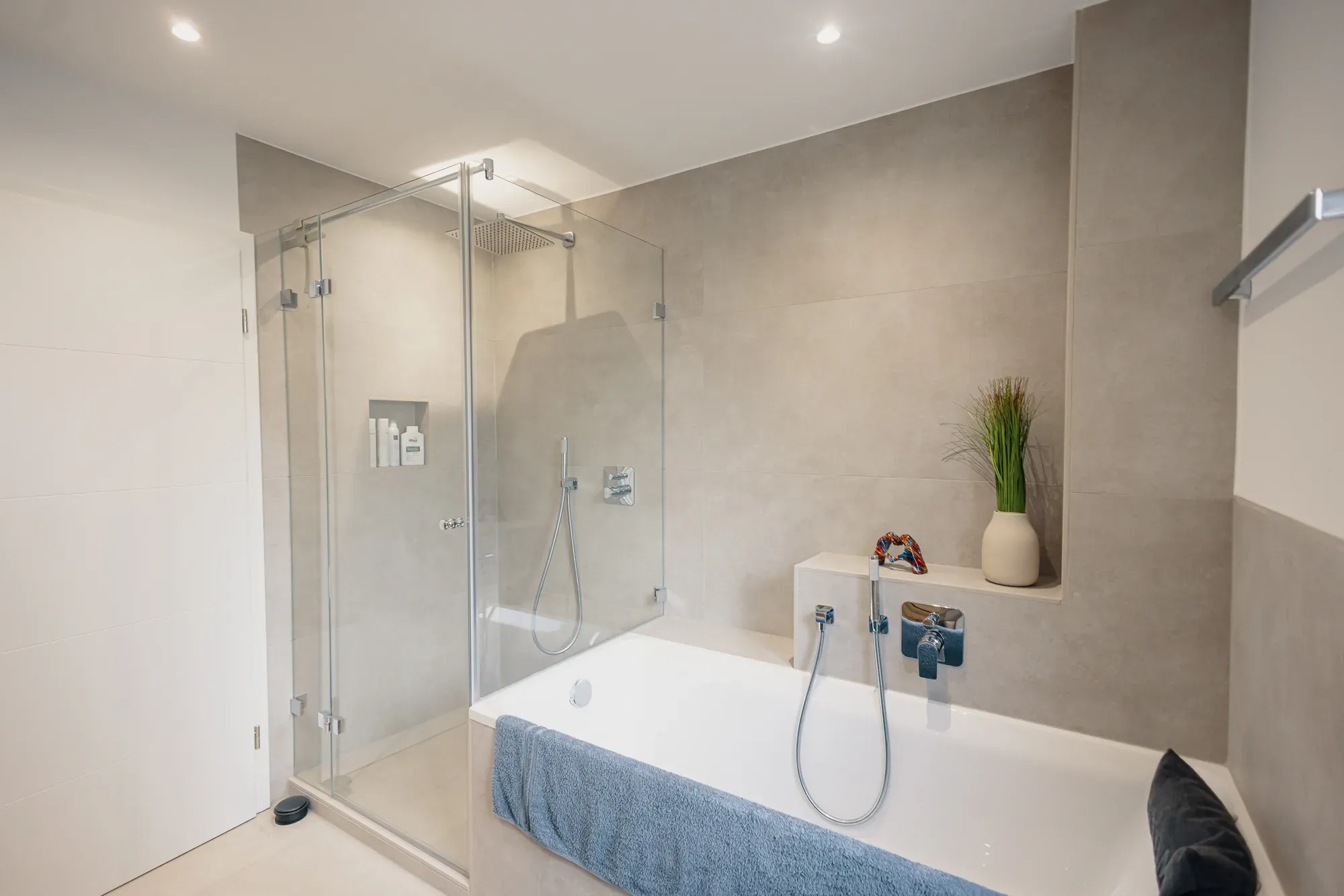 Saniertes Bad in Betonoptik mit Glasdusche und Badewanne